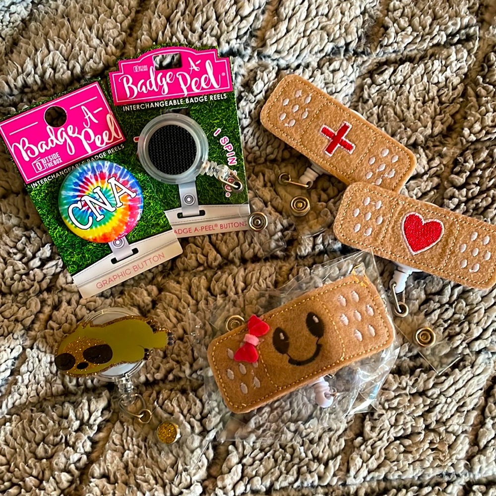 5 badge reels plus 2 changeable fronts. All new.